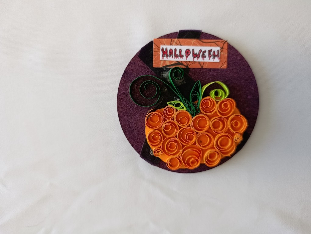 Mini citrouille en quilling réalisée par les tout-petits, atelier créatif à Beaulieu 34160