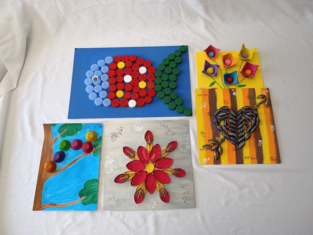 Atelier créatif recyclage pour enfants : tableaux en bouchons, capsules et boîtes d'œufs